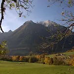 Am Waldrand 3*