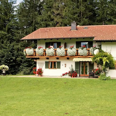 Konukevi Am Waldrand 3*