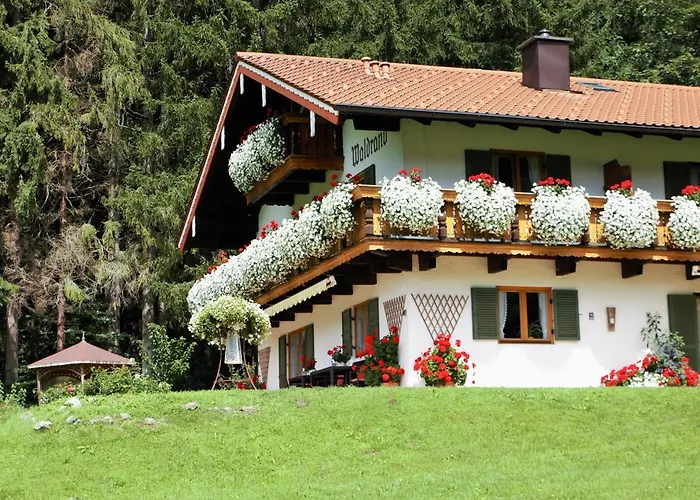 Am Waldrand 3*